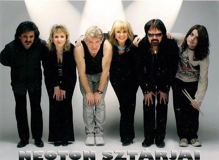 группа неотон фэмили. группа neoton familia в купальниках. Neoton familia a familia 1981 обложка. неотон ансамбль венгрия. группа neoton família.