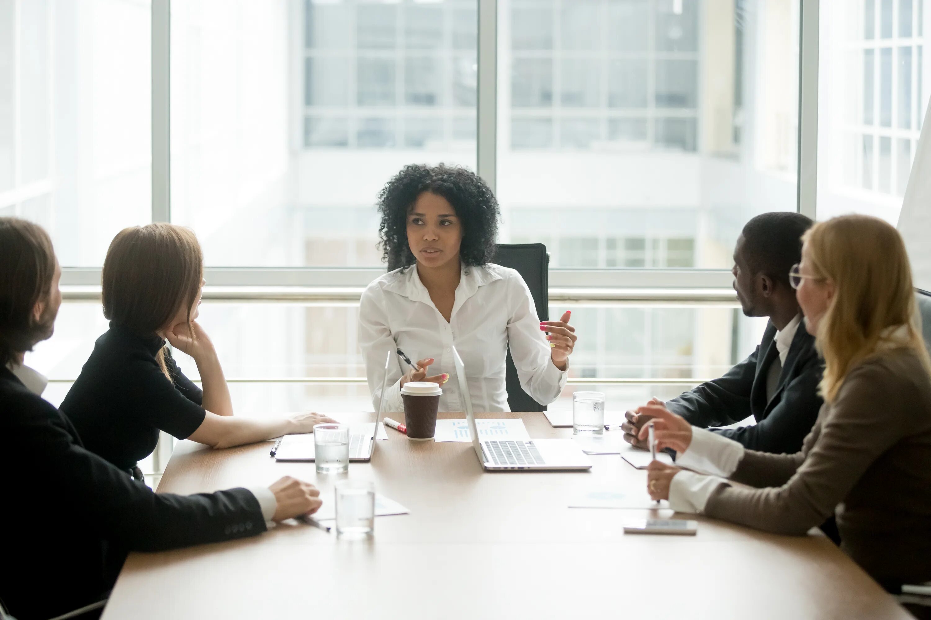 Holding a meeting. Корпоративное совещание. Women in Corporate Leadership. Женщина босс. Boss для женщин.