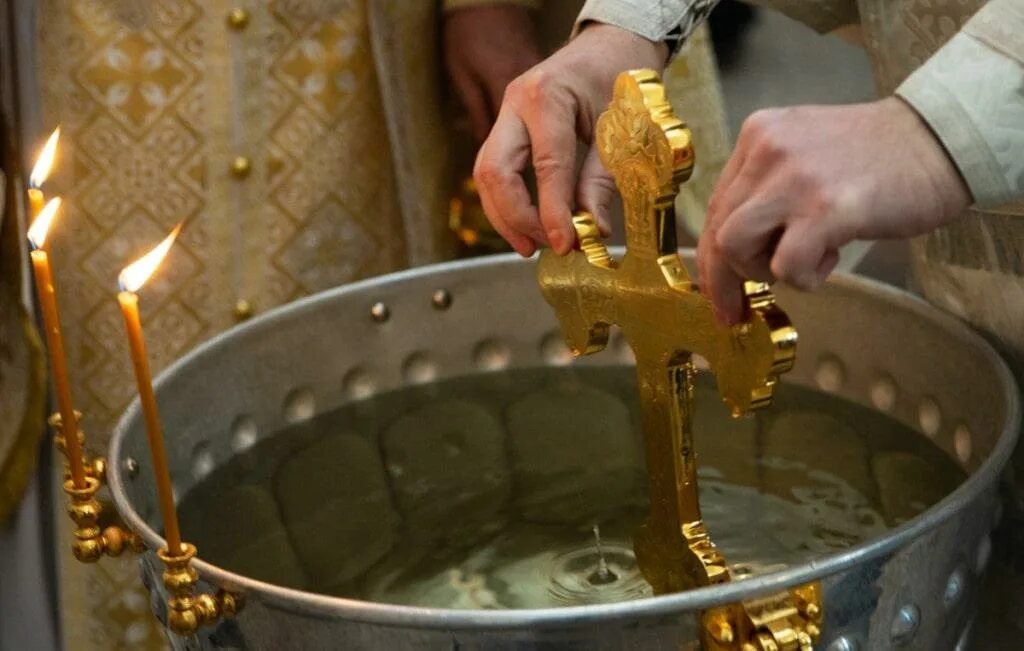 молитва на освящение воды. как освятить дом самостоятельно святой водой и молитвой. как осветить дом святой водой самостоятельно. как освятить свое жилище. как осветить дом святой водой самостоятельно.