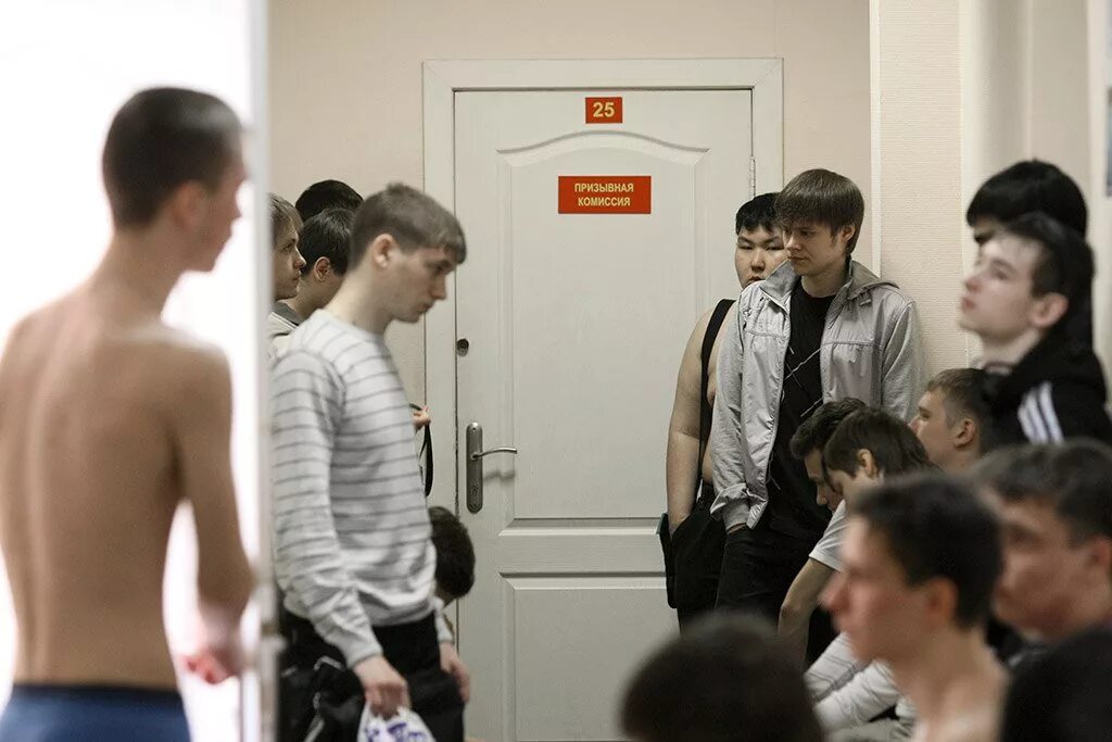 Медкомиссия в военкомате. Медицинская комиссия в военкомате. Мальчики призывники в военкомате. Какую комиссию проходят военкомате. Медосмотр в армии.