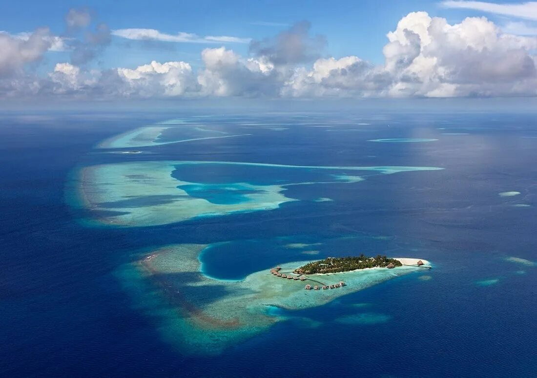 Океан и два острова. Атолла Южный Мале (Каафу). Атолл Дюси. Атолл Дюси точка Немо. Индийский океан Мальдивы.