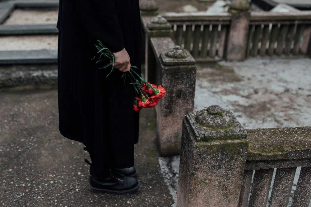 Что запрещено в траур. Девушка в трауре. Вдова в трауре. Женщина в трауре на кладбище.