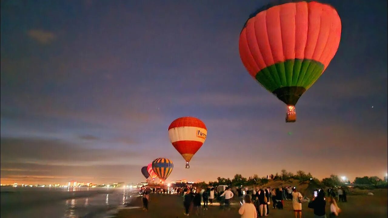 Город кипи. Воздушный шар на закате. Фестиваль шаров в Анапе. Воздушный шар Анапа. Анапа закат воздушные шары.