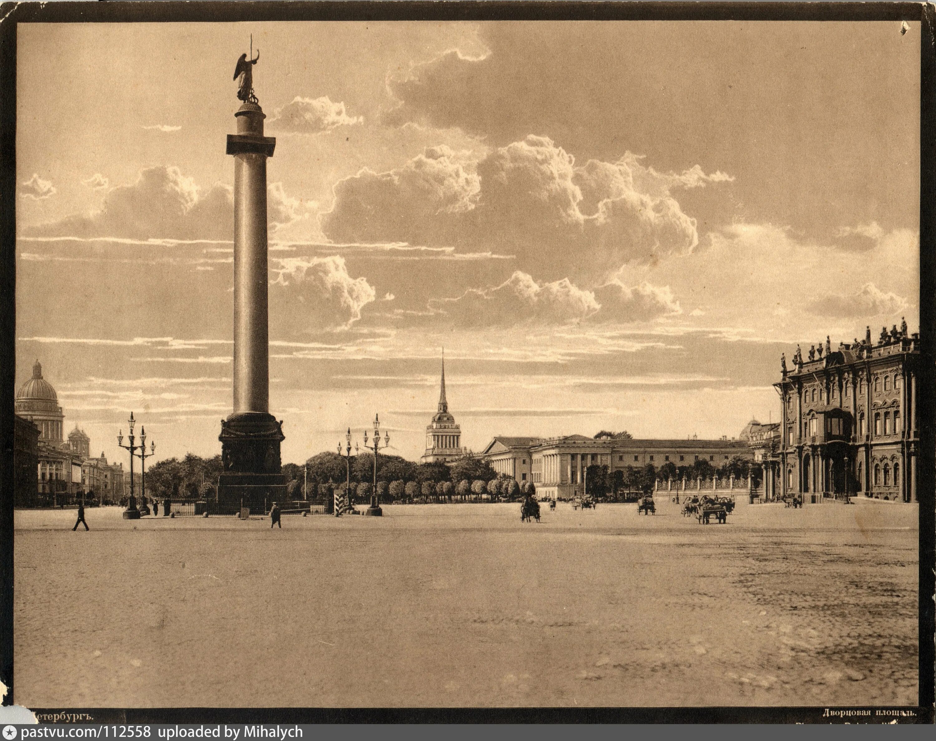 Спб старый сайт. Дворцовая площадь 1915 Санкт-Петербург. Санкт Петербург начало 20 века Дворцовая площадь. Дворцовая площадь в начале 19 века. Петроград 18 век.