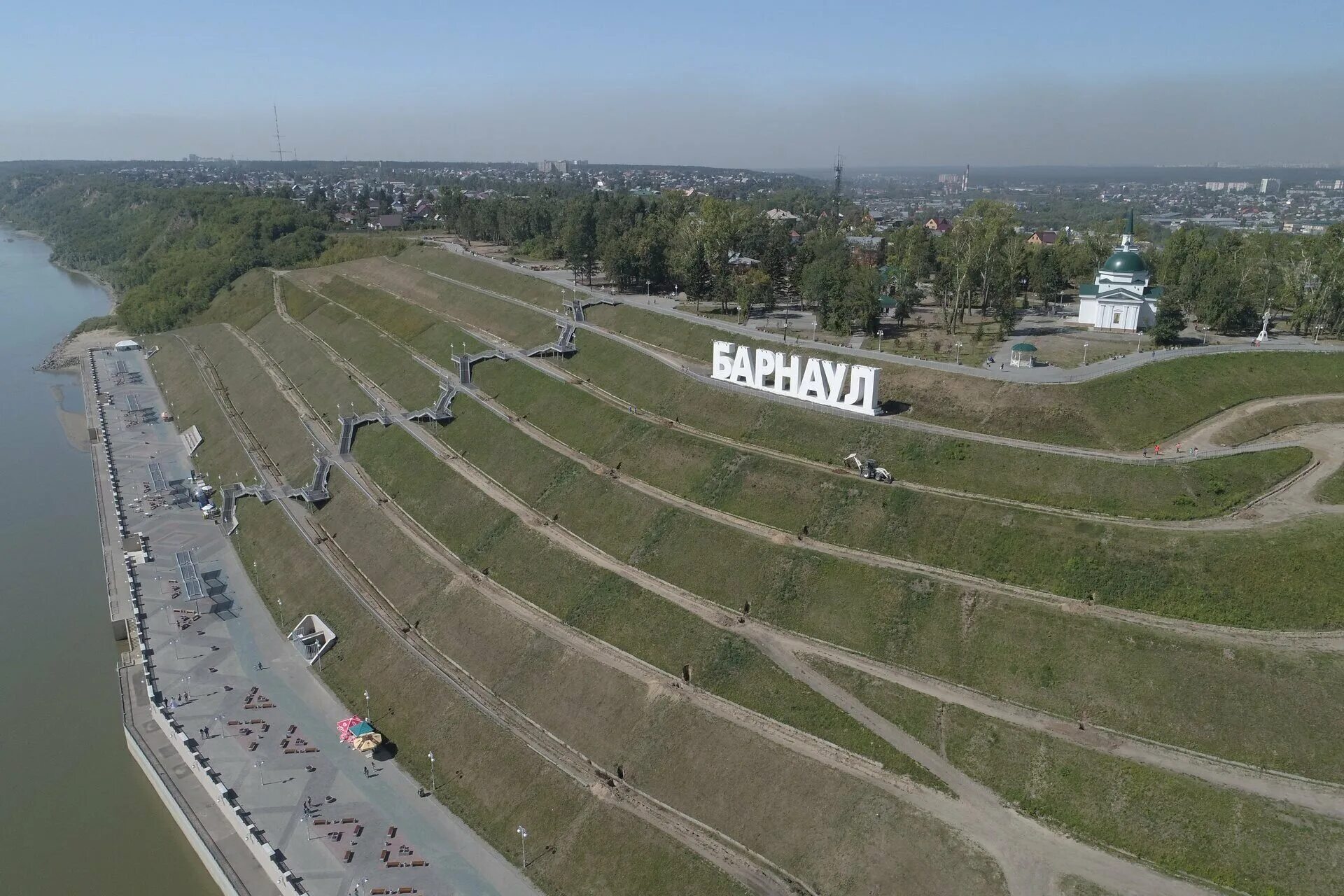 30 городов где можно увидеть ее. Набережная Оби Барнаул. Нагорный парк Барнаул. Барнаул Нагорный парк набережная. Город Барнаул Нагорный парк и набережная Оби.