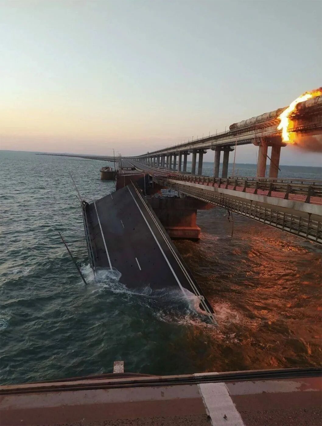 Последнее видео крымского моста. Крымский мост Керченский пролив. Крымский мост взорвали 2022. Крымский мост 8 октября 2022 года. Керченский мост 2022.