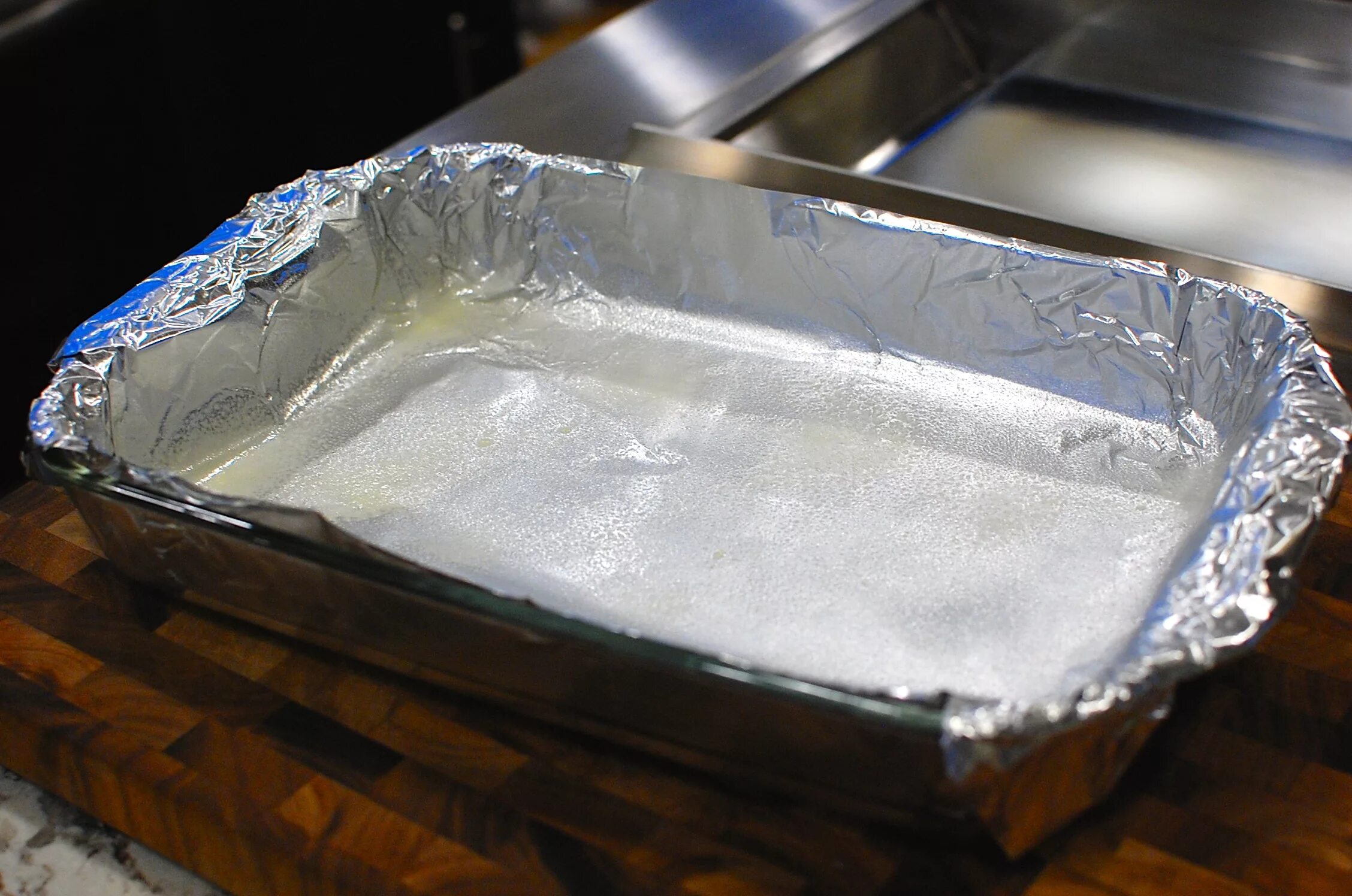 форма для запекания фольга. поделка корабль. тарелочки из фольги для запекания. поделки из фольги своими руками для детей. поделки из фольги для детей.