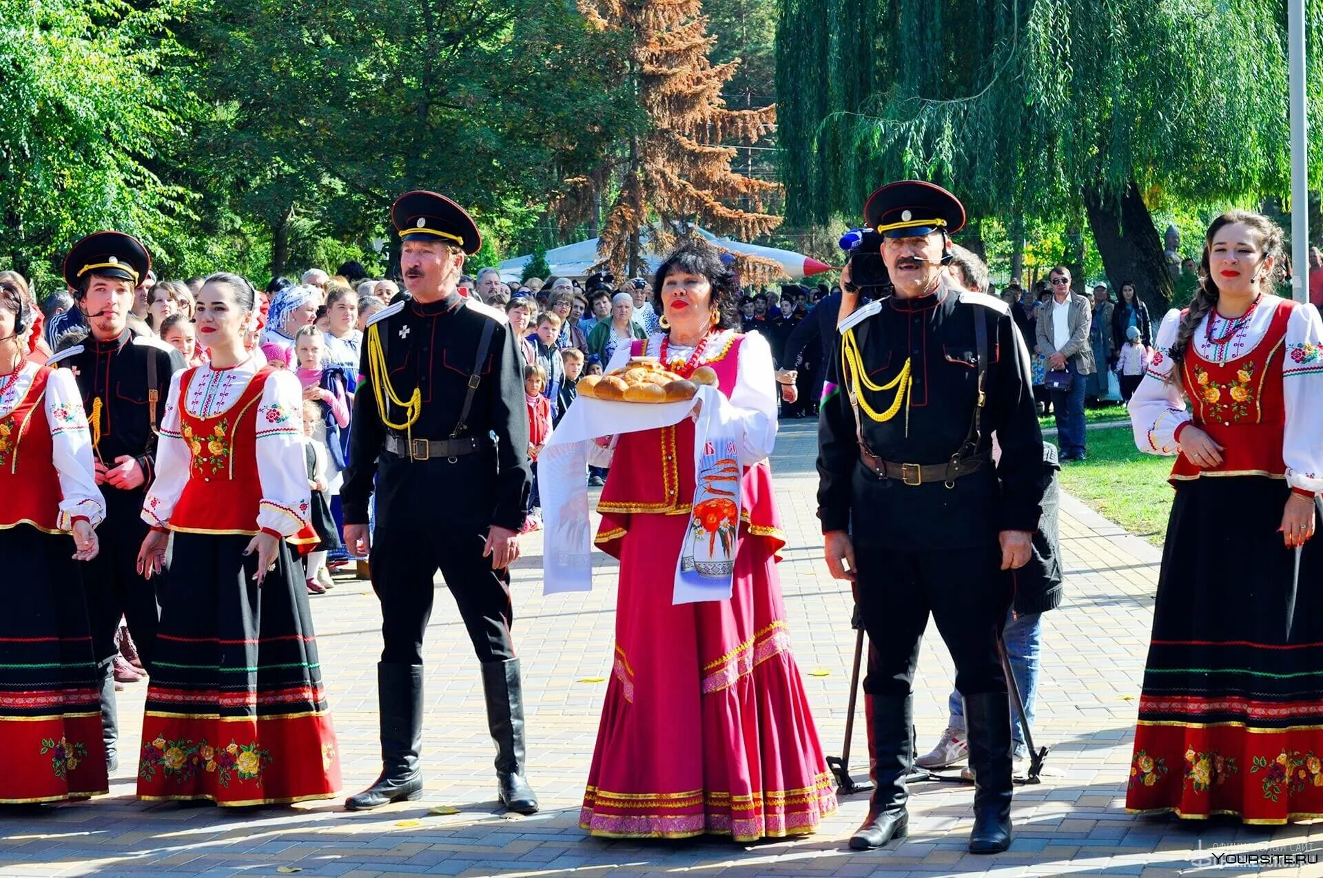 Администрация черкесска. Черкесск зеленый остров памятники полководцам. Черкесск достопримечательности. Черкесск достопримечательности фото. Черкесск население.