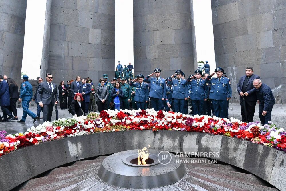 Геноцид армян память. Мемориал геноцида армян. День геноцида армян. День памяти армянского геноцида. Венок памяти.