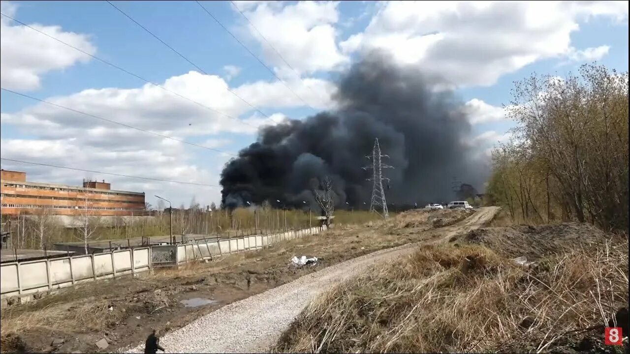 Черный дым при заводе. Заозерный Красноярский край пожар. Заозерный пожар 7 мая. Пожар на Красмаше в Красноярске. Красфарма Красноярск.