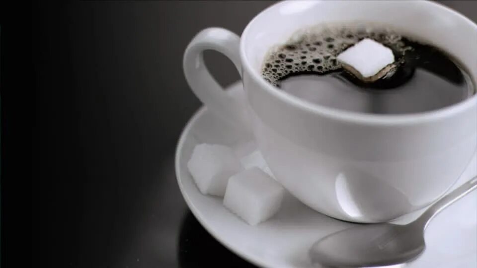 Кофе с сахаром пьешь. Кофе с сахаром. сахар мимо чашки. сыпать сахар в чай. в чашку падает сахар.