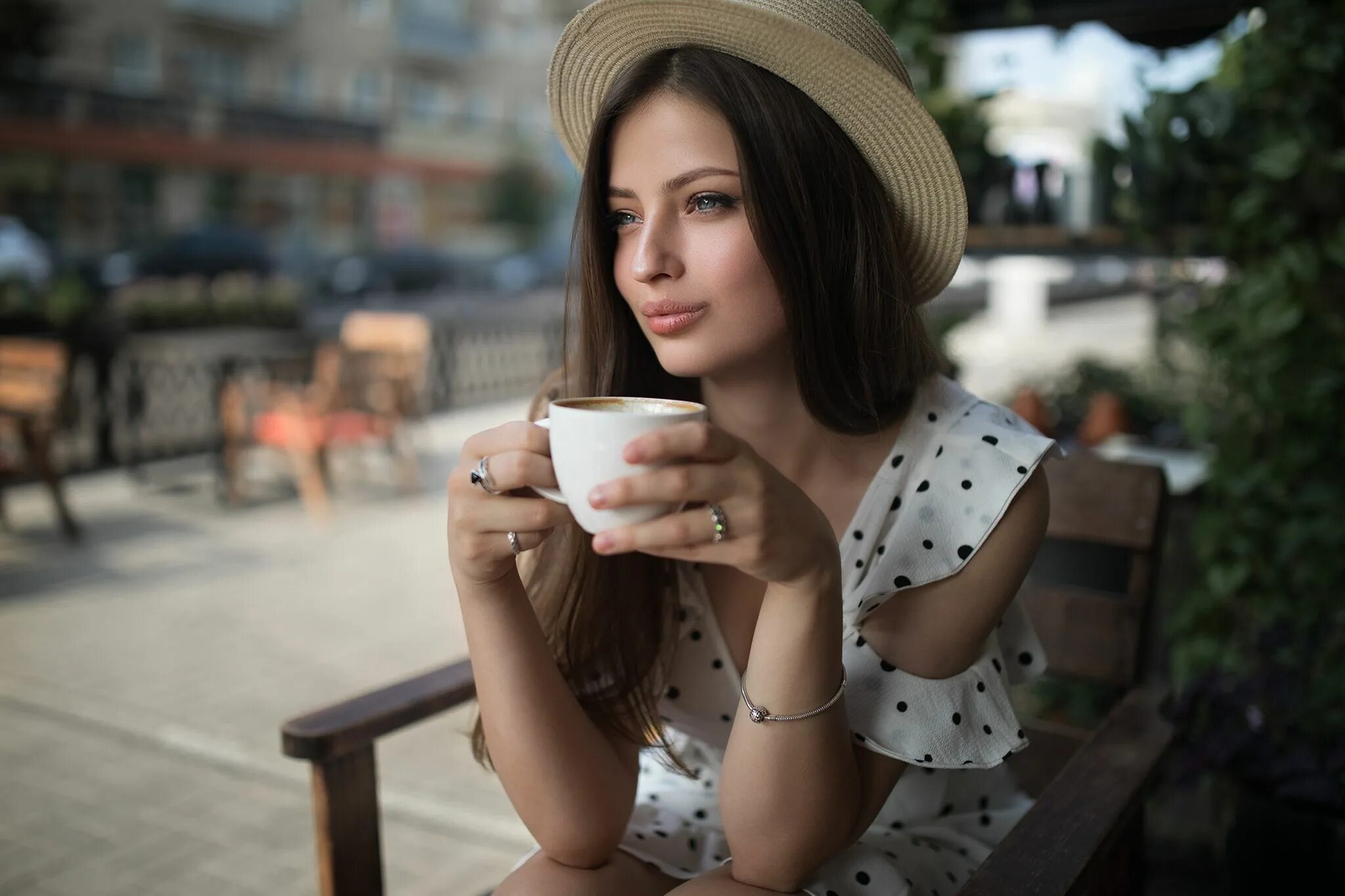 Девушки заграница. Девушка с кофе. Девушка пьет кофе. Девушка в кафе. Девушка с чашкой кофе.