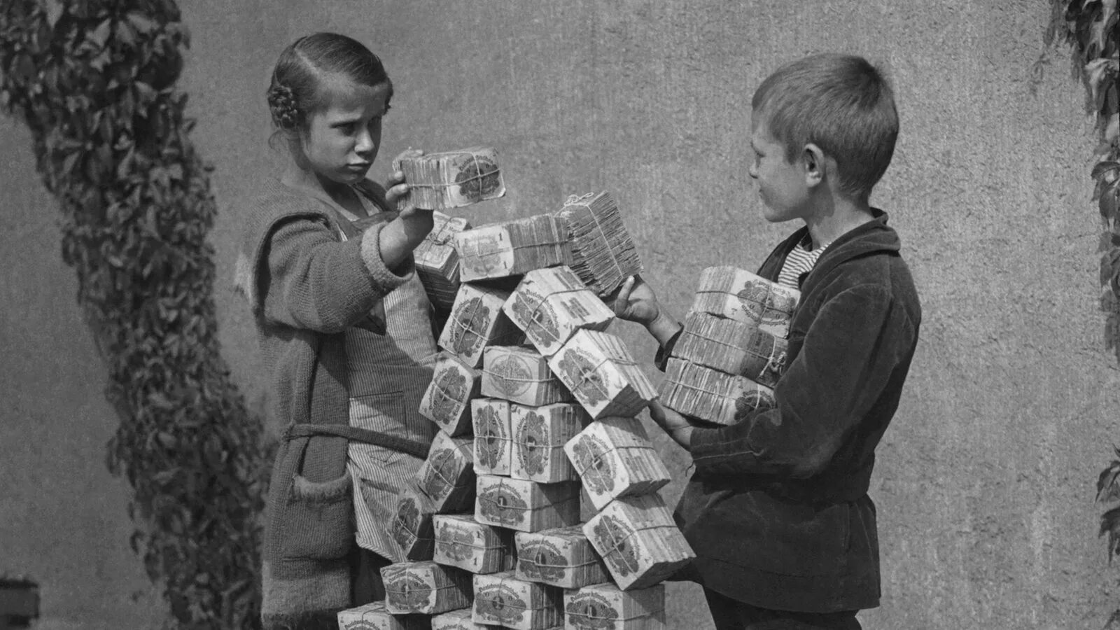 Деньги на войну с россией. Гиперинфляция в Германии 1921-1923. Инфляция в Германии 1923. Гиперинфляция в Германии, 1923 год. Гиперинфляция в Германии 1922.