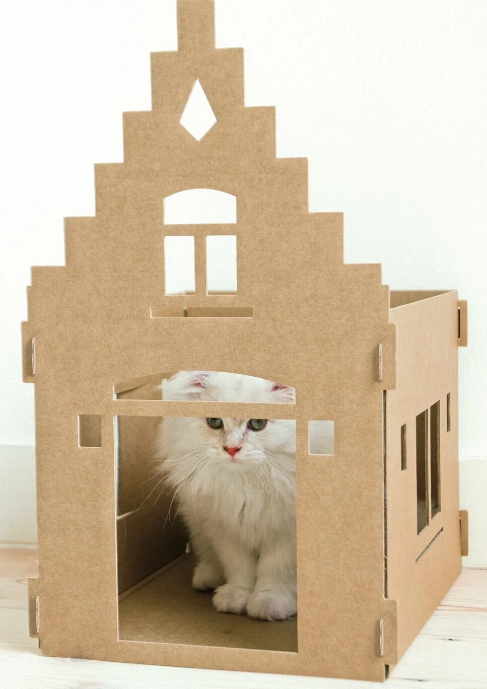 Картонные домики для котов. Картонный домик для кошки. Домик для кошки из картона. Дом для кошки из картона.