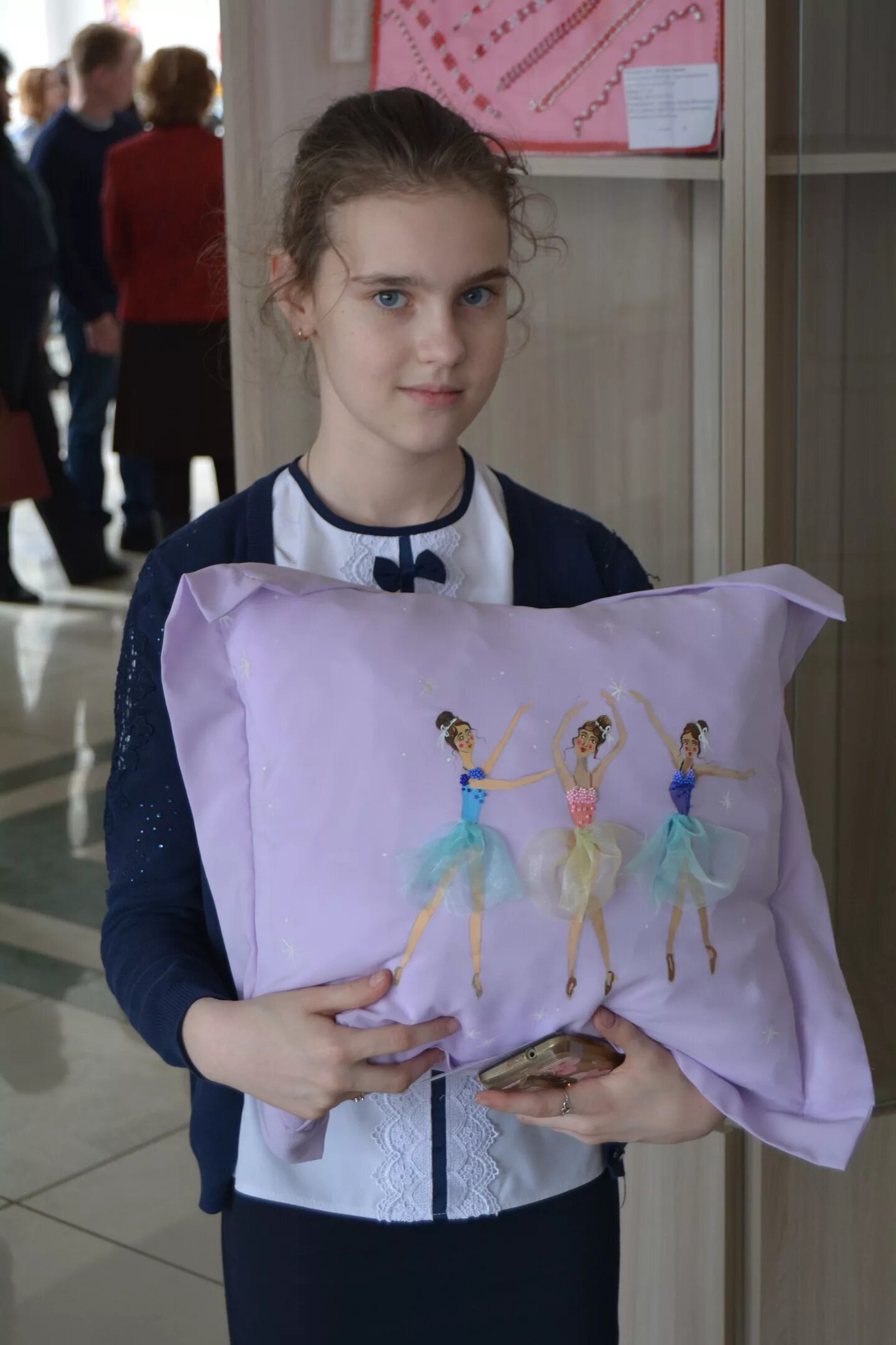 Дизайнер одежды. Юный модельер для детей. Юный дизайнер одежды. Студия шитья для детей. Юный дизайнер.