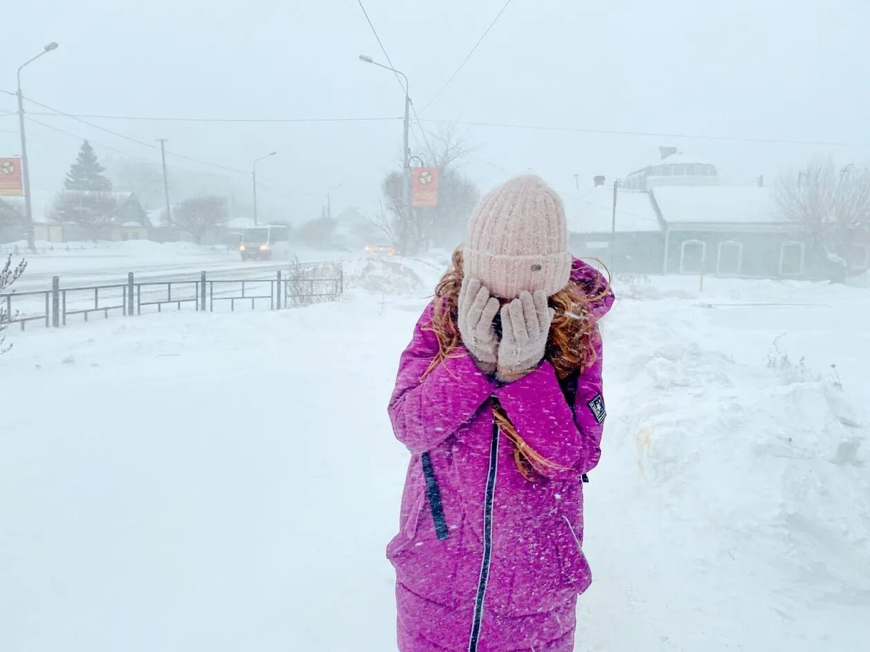 Ом 1 новости. Девушка заблудилась в городе. Девочки вышли на улицуукуданые в плет. Перед новым годом нашли в сугробе.. С дочкой мужика.рассказ.