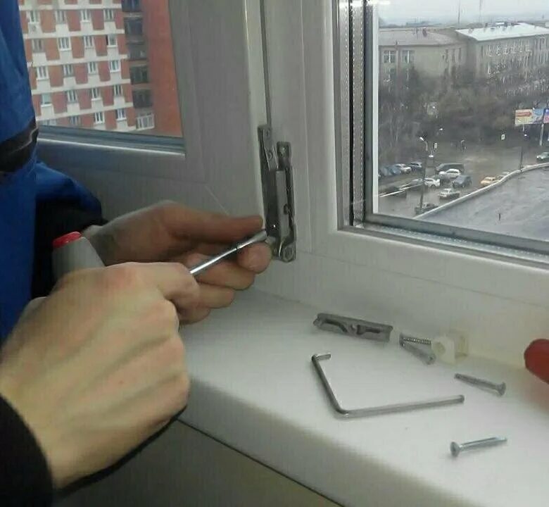 регулировка окон пвх. регулировка пластиковых поворотно откидных окон самостоятельно. прижим верхней петли пластикового окна саламандер. регулировка петель пластиковых окон самостоятельно. регулеровка окан пластик.