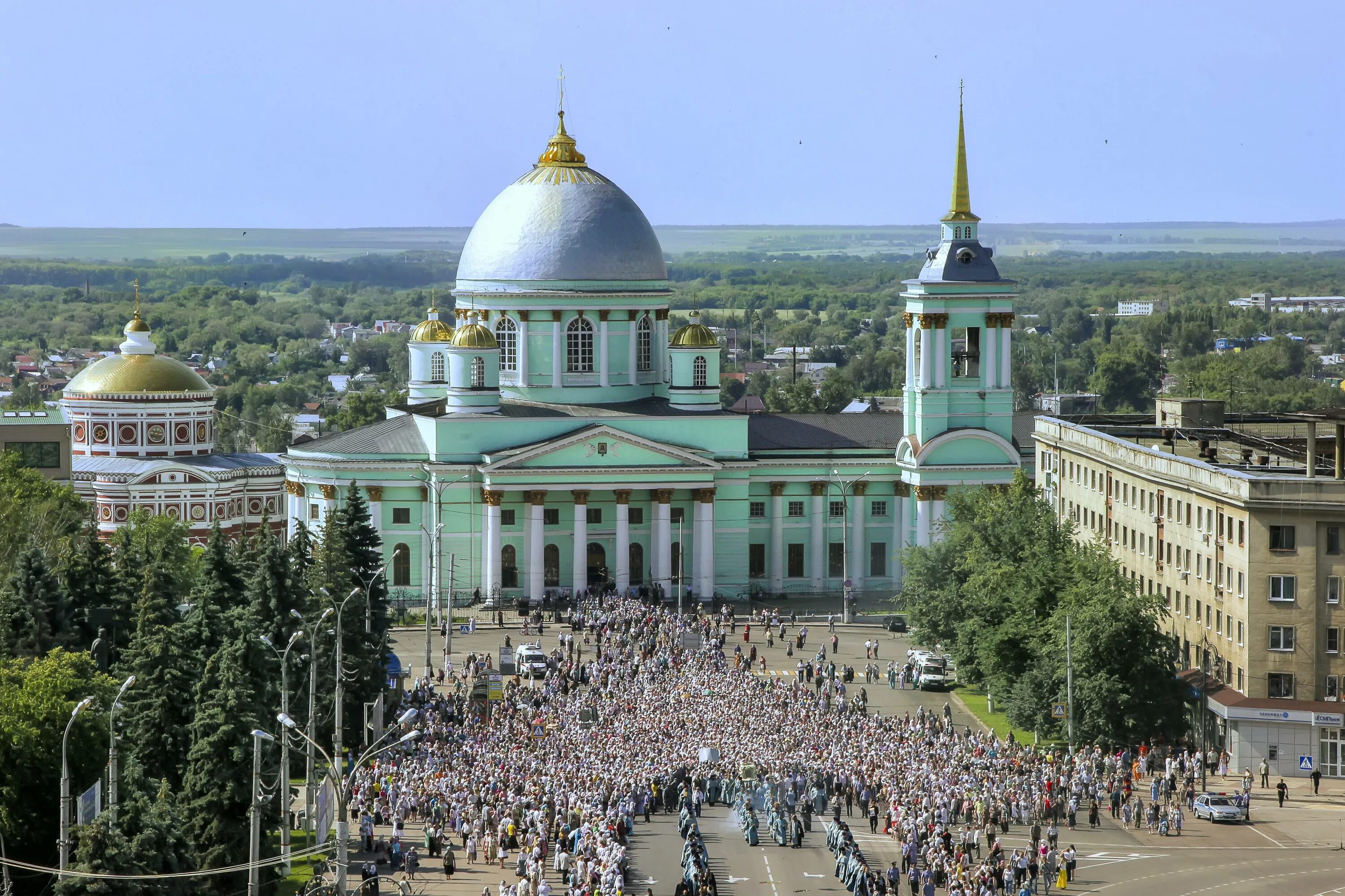 Культурные центры курска. Фото Знаменского собора в Курске. Курск центр города. Церковь на красной площади в Курске.