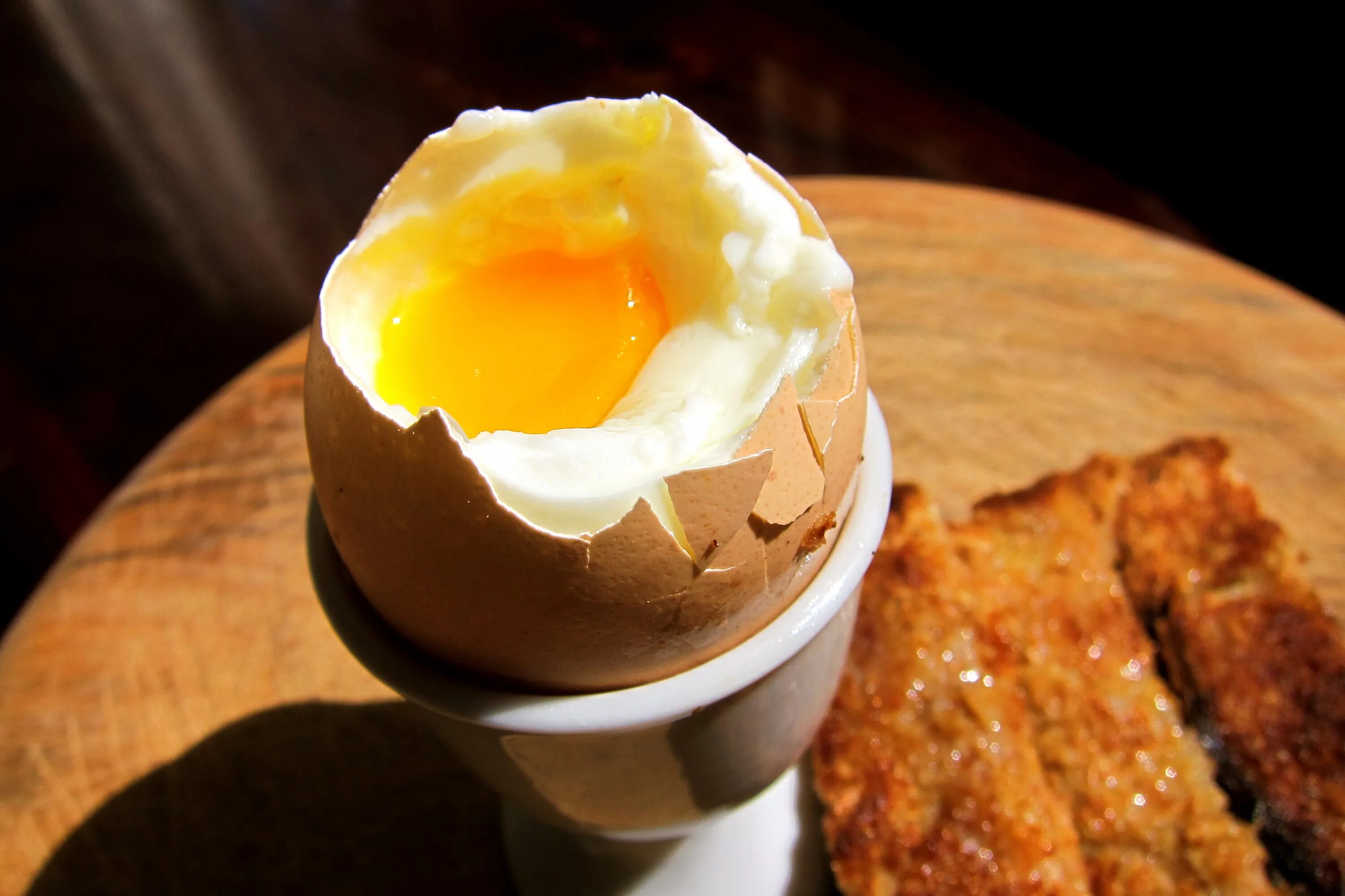 Яйцо во смятку варить. Яйца всмятку. Яйца всмятку на завтрак. Яйцо в мешочек. Яйца в мешочек на завтрак.