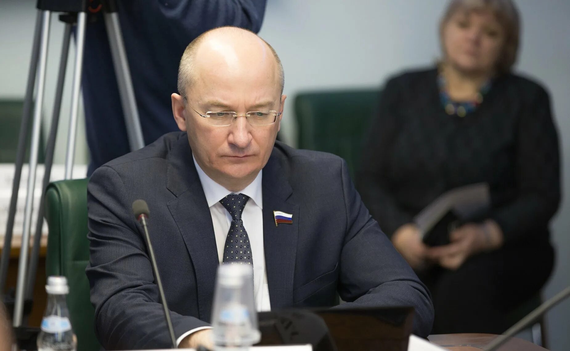 с участием представителей