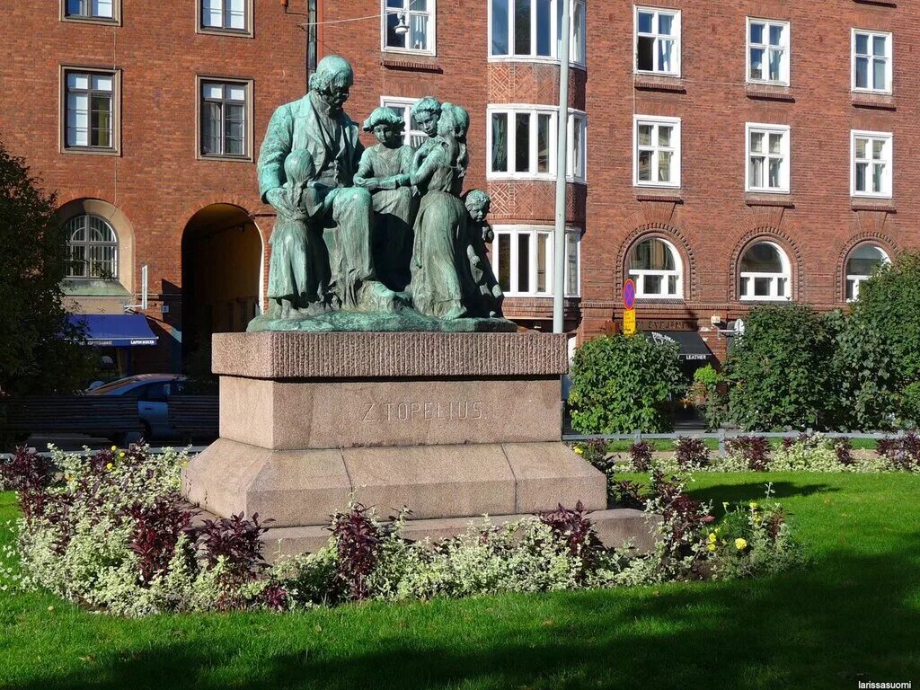 Памятник в хельсинки. Памятник Топелиусу Хельсинки. Памятник в центре Хельсинки.