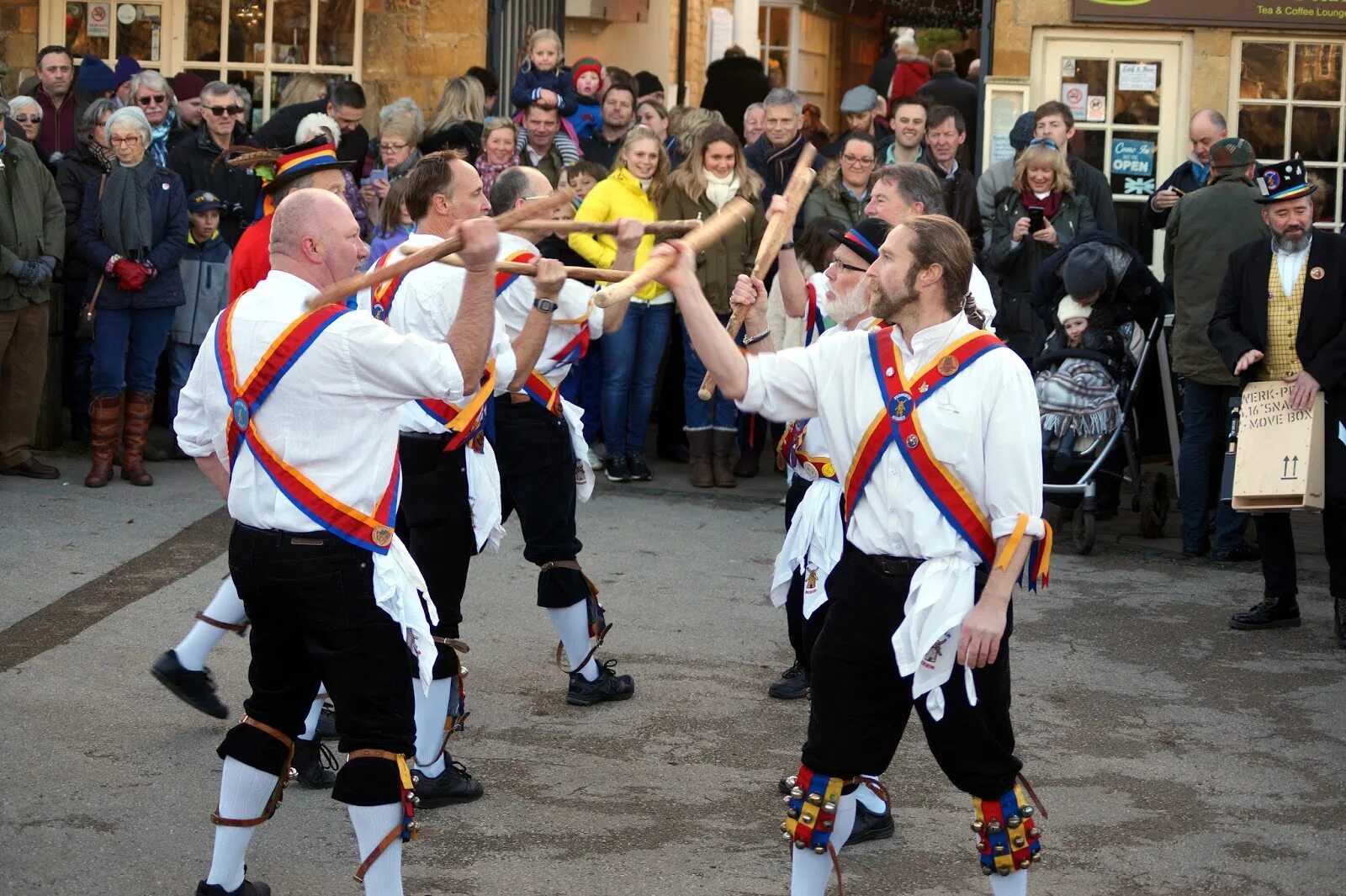 Про танцы на английском. Моррис дансинг Великобритания. Morris Dancers в Великобритании. Моррис танец. Английские народные танцы.