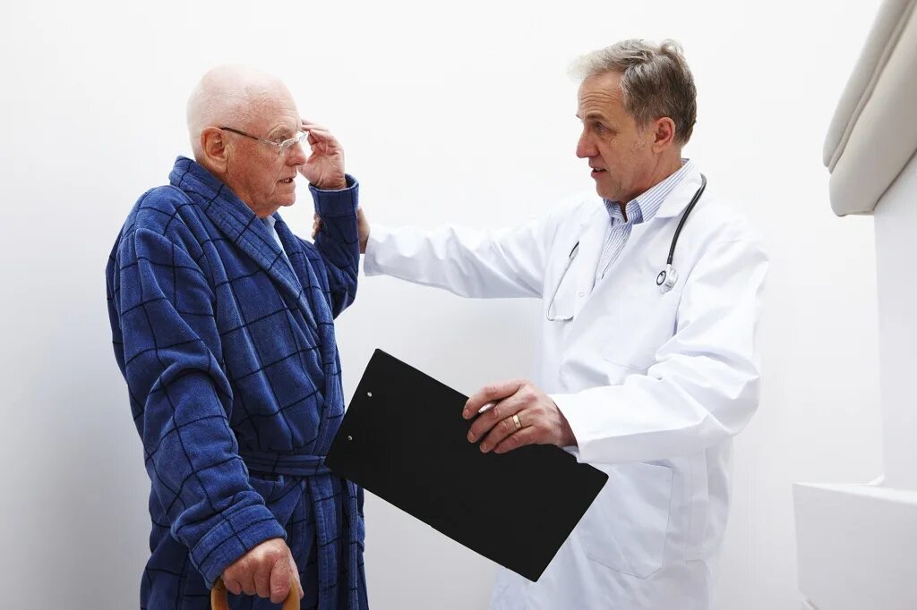 Пожилой пациент. Пожилой человек у врача. Врач и пациент. Пенсионер у врача.