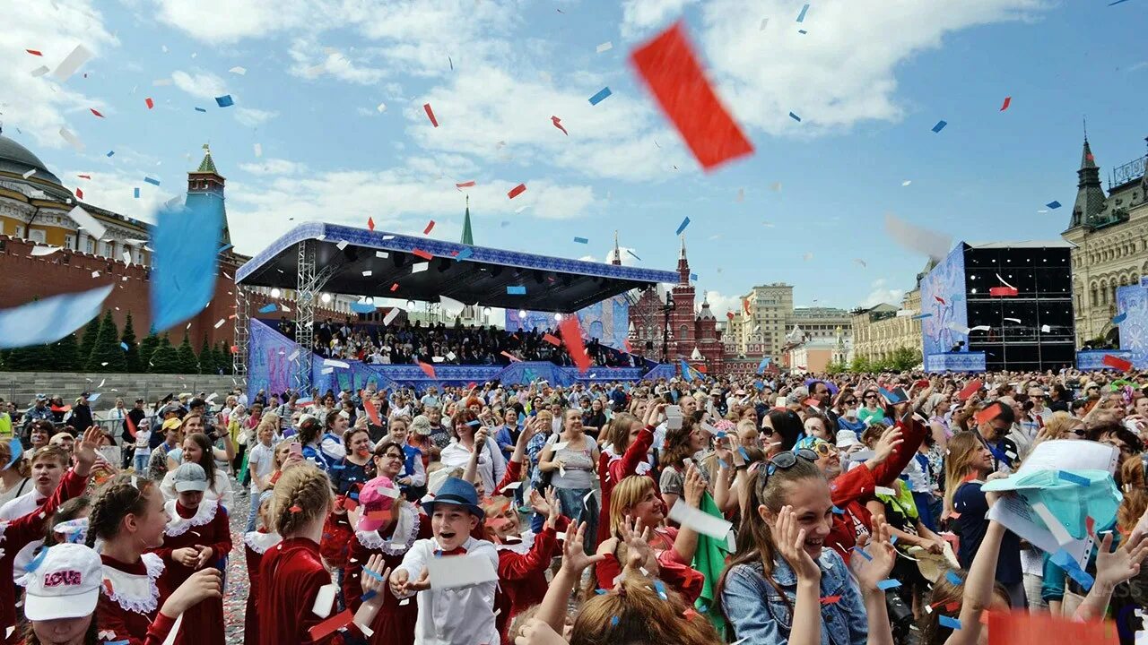 Концерт в москве сегодня начало. Концерт на красной площади. Концерты на красной площади в Москве. Красный концерт. Толпа зрителей на площади.