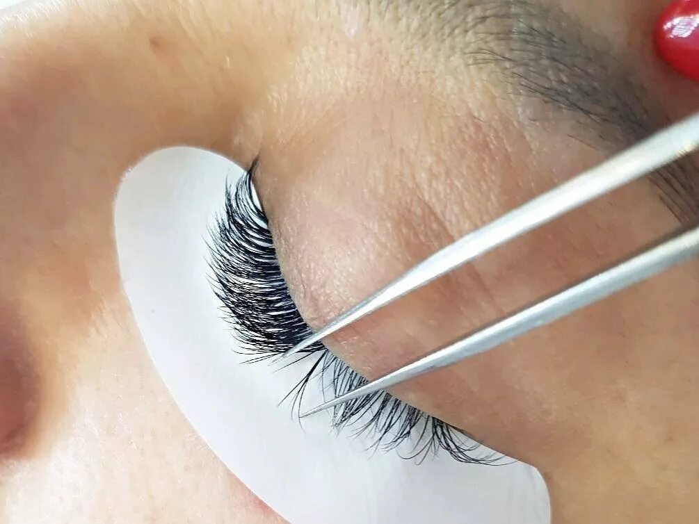 Ресницы 4д кукольный эффект 12мм. Зеркало для наращивания ресниц. Наращивание ресниц горно алтайск. Шикарные ресницы наращивание. Наращивание ресниц юбилейный.