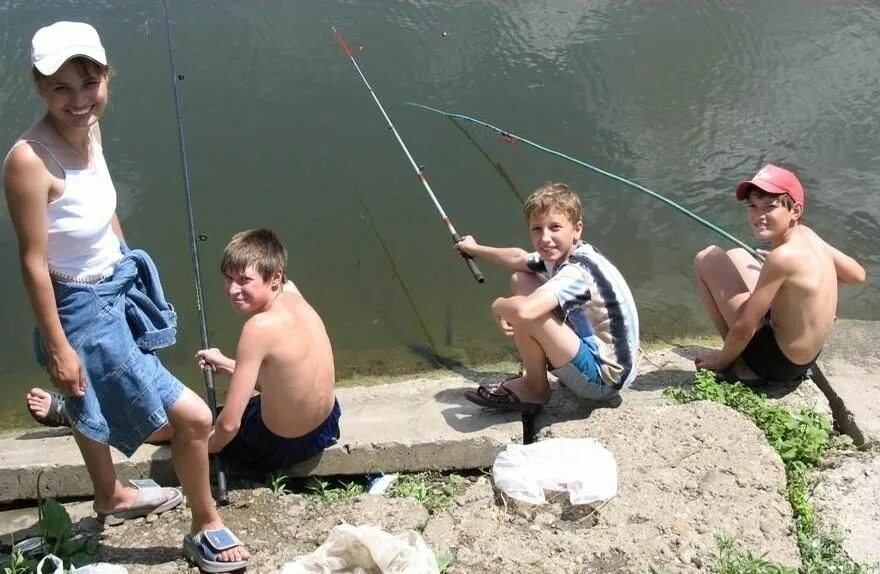 Ловят подростков. Мальчик рыбачит. Мальчик на рыбалке. Фотосессия рыбалка дети. Детская фотосессия рыбалка.