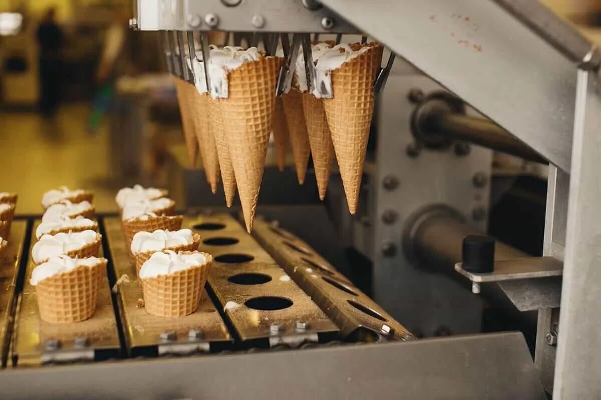 Цех по производству мороженого. Фабрика мороженого мариайс в йошкар-оле. Фабрика мороженого троицк челябинская область. Как делают мороженое на фабрике. «вологодское мороженое» александр хайченко.