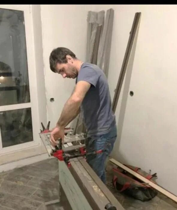 Найти мастера по установке межкомнатных. Демонтаж межкомнатных дверей. установщик дверей. установщик дверей фото. демонтаж межкомнатных дверей мастера спб.