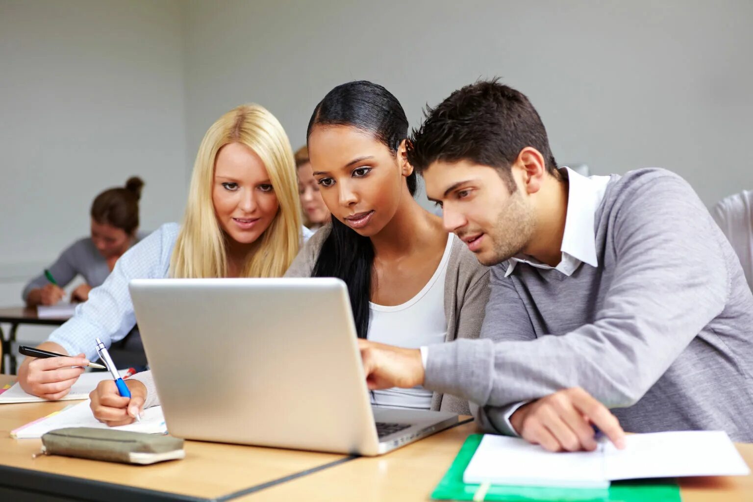 Обучение. Молодежь с ноутбуками. Students training. Взрослый ученик. Занятия в аудитории.