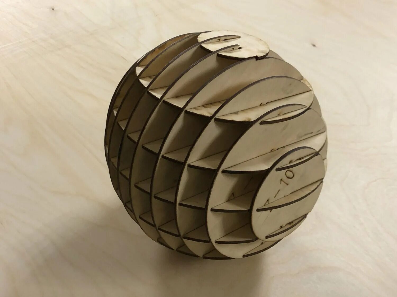 Шар из фанеры сборный. Объемный шар из бумаги макетирование. Сфера из бумаги. Макетирование шар. Шар из плоскостей макетирование.