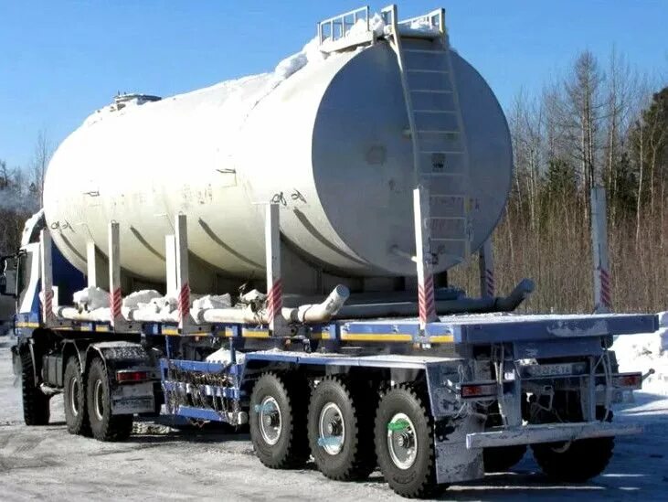 Зачем дальнобойщики. Колеса прицепа тягача. Зачем дальнобойщики. Лобовое стекло дальнобойщика. Пластиковая бутылка на колесе у дальнобойщиков.