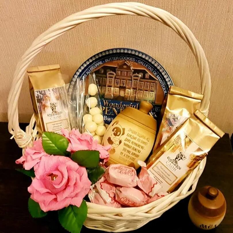 Подарок девочке в корзине. Корзина с подарками. подарочные корзинки для женщин. сладкая корзинка. подарок в корзине для женщины.