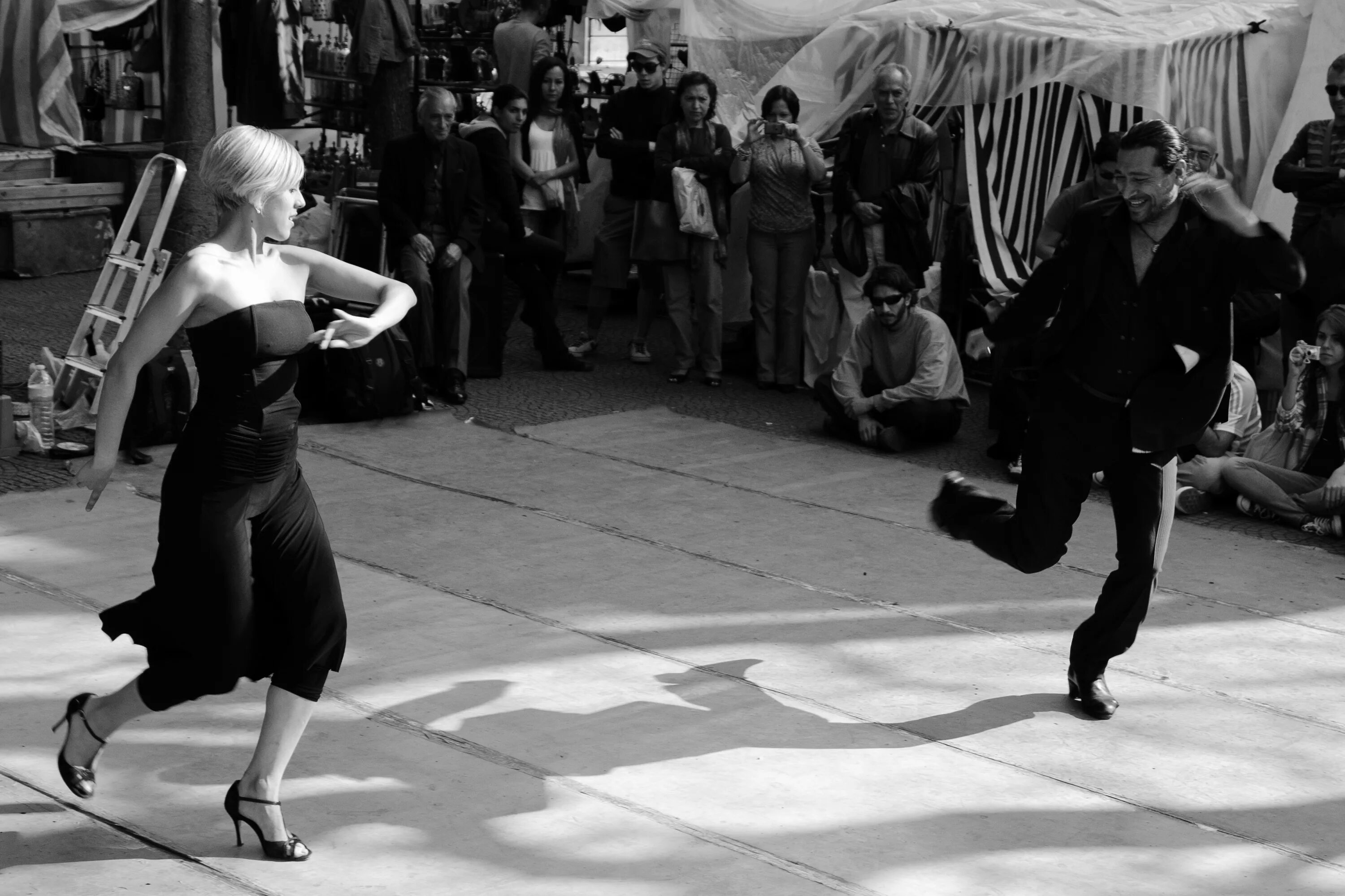 Черный танец песня. Девушка танцует. Черный танец. Танец черно белый. Танго ретро.