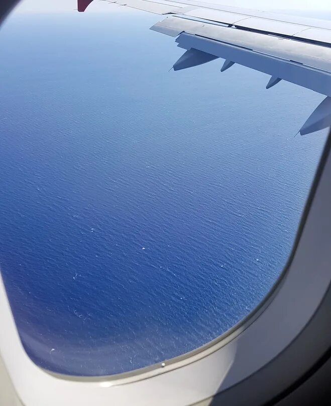 Вид из иллюминатора. Вид из иллюминатора самолета. Окно самолета. Вид с окна самолета. Увиденное снизу