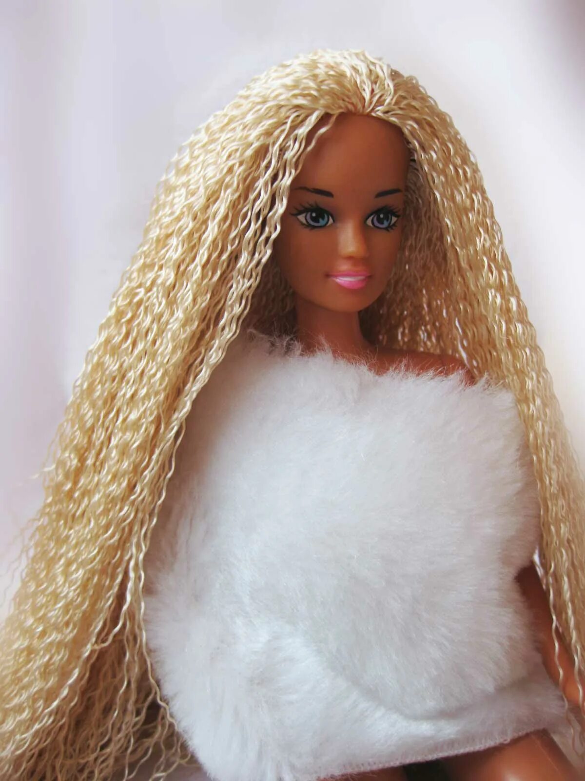 Волосы для Барби из канекалона. Перепрошивка волос кукле Барби. Волосы для Барби из ниток. Нитки для волос кукле Барби. Какие волосы были у куклы