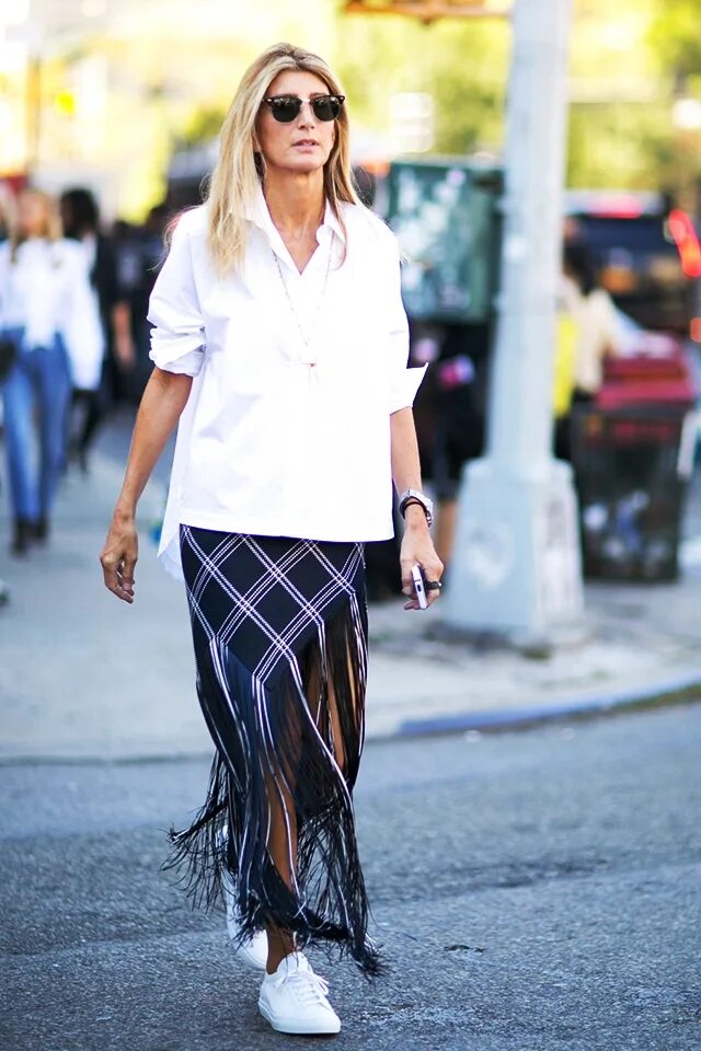 Платье сверху белая рубашка. Платье комбинация с белой рубашкой. Рубашка поверх платья. Стильные образы для офиса. Белая рубашка поверх платья.