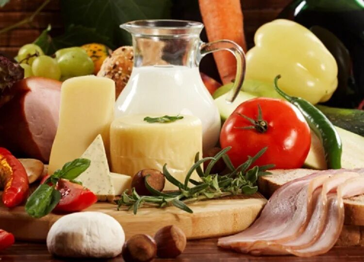 парное мясо с помидорами. молочные и мясные продукты. колбаса с овощами. красивые продукты. овощи и зелень.