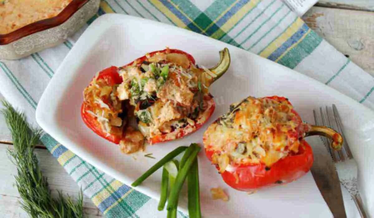Фаршированный перец с сырым рисом и фаршем. Перец фаршированный грибами. перец фаршированный рисом и грибами. кето фаршированные перцы. фаршированные перцы с фаршем.