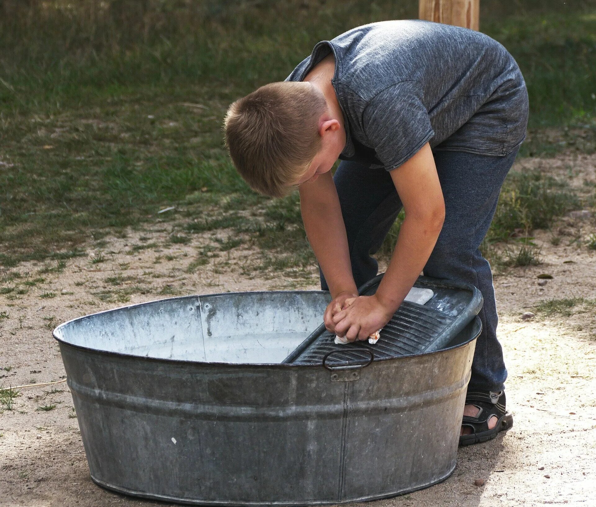 Таз для стирки. Тазик с водой. Мытье в тазике. Boys washing