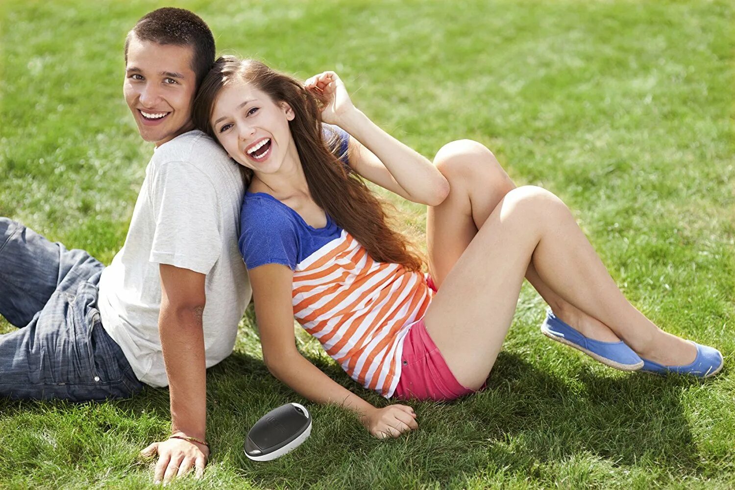 Молодая пара показывает супер. Молодые пары фон однотонный. Фото на траве сверху пара. Молодая пара на кемпинге прозрачный фон.