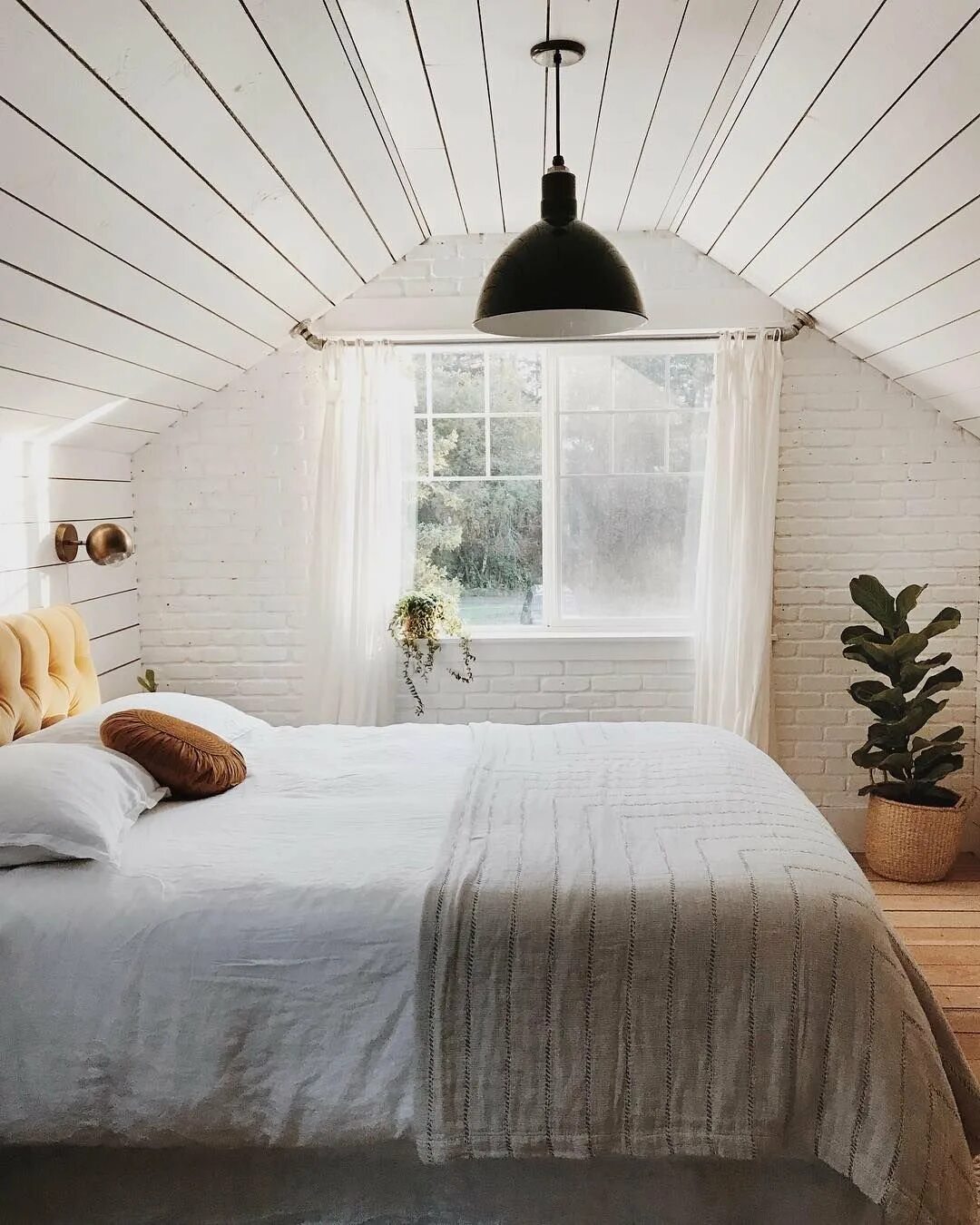 Свет в комнате на даче. Вагонка в интерьере. Спальня на даче в скандинавском стиле. Спальня на мансарде. Белая вагонка в интерьере.