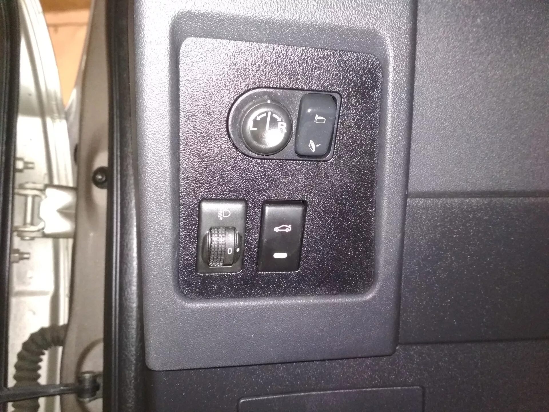 #2 Кнопка открытия багажника - Chevrolet Cruze (1G), 1,6 л, 2011 года стайлинг D