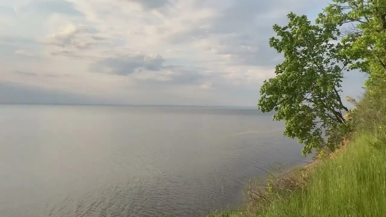 Стекло левый берег. Юрманский залив Ульяновск. Левый берег Ульяновск. Левый берег Гнедин. Юрманский залив Ульяновск фото.