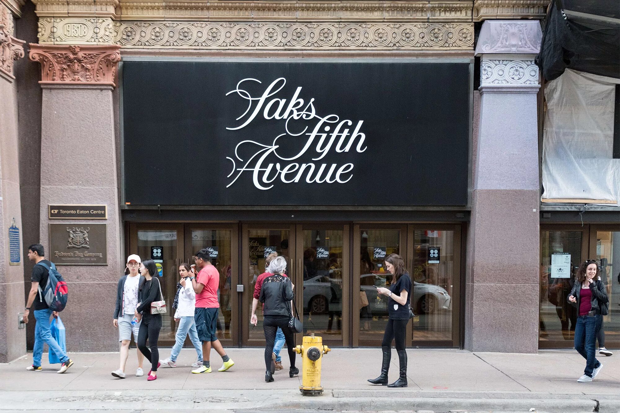 Saks fifth. Saks Fifth Avenue New York. Сакс магазин Нью-Йорк. Saks 5 Авеню. Saks магазин в США.