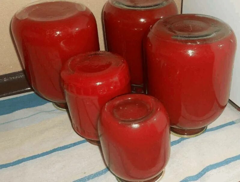 Приготовление домашнего томатного сока на зиму. Томатный сок на зиму. Томатный сок домашний. Томатный сок на зиму в домашних. Томатный сок в домашних.