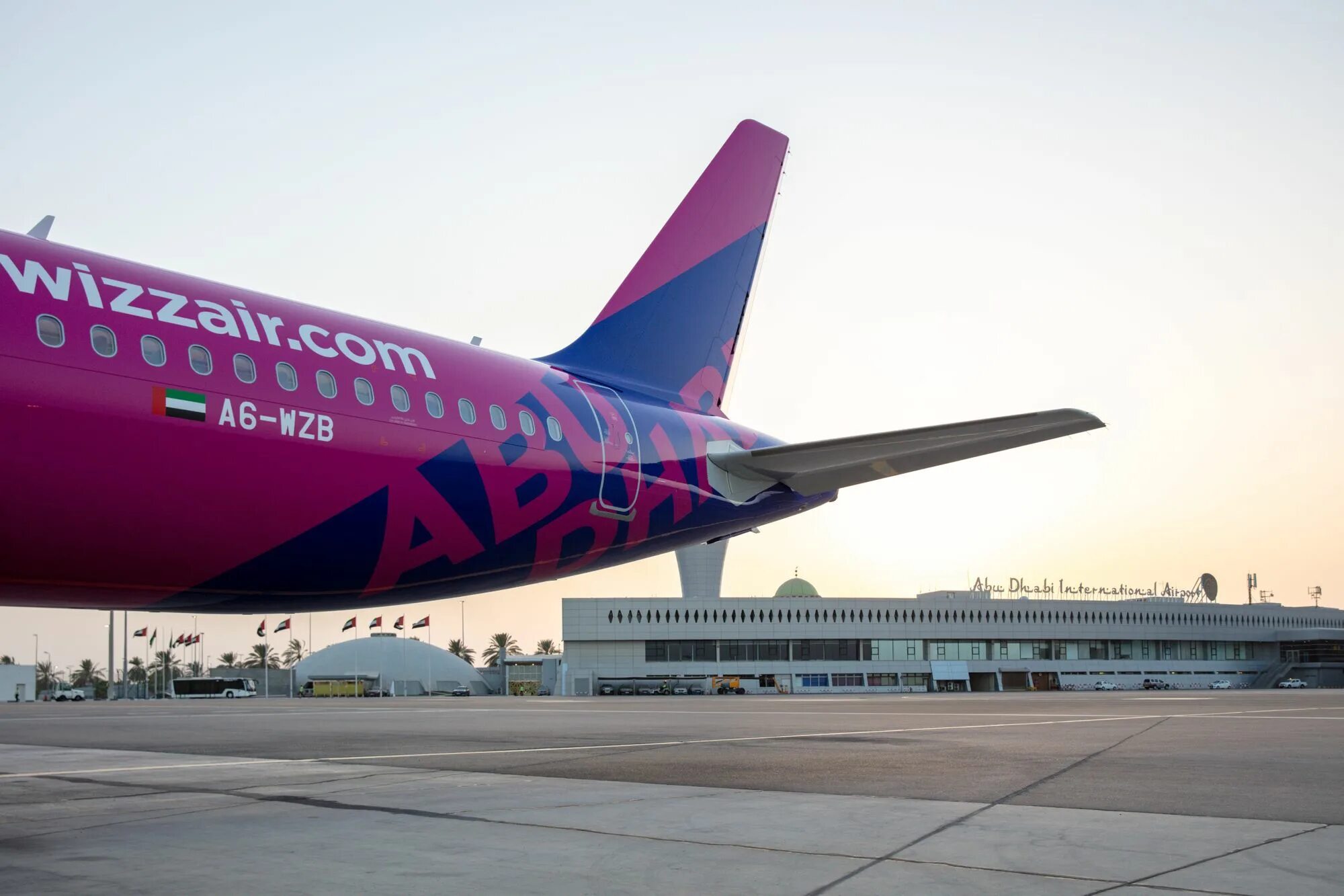 Wizz ереван. Wizz Air Abu. 5w7014 Wizz Air. Wizz Air Abu Dhabi. Wizz Air a321neo.